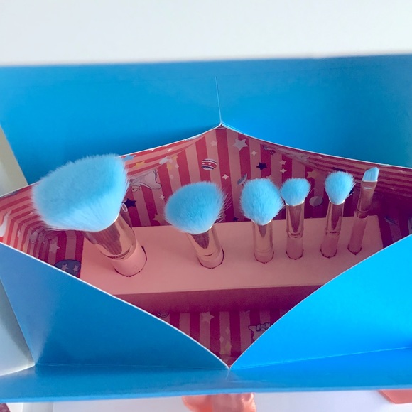 🐘 Spectrum Disney Dumbo 6 brush set Synthetic bristles New In Box - Picture 2 of 3